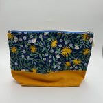 Load image into Gallery viewer, Sac à projet moyen / Medium project bag – ZIP - Daisy Fields - marine
