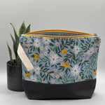 Load image into Gallery viewer, Sac à projet moyen / Medium project bag – ZIP - Daisy Fields - bleu
