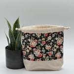 Load image into Gallery viewer, Petit sac à projet / Small project bag - Gingham Gardens - Floral Charcoal
