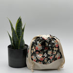 Load image into Gallery viewer, Petit sac à projet / Small project bag - Gingham Gardens - Floral Charcoal
