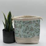 Load image into Gallery viewer, Petit sac à projet / Small project bag - Gingham Gardens - Lined Floral Aqua
