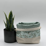 Charger l&#39;image dans la galerie, Petit sac à projet / Small project bag - Gingham Gardens - Lined Floral Aqua
