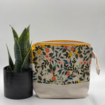 Load image into Gallery viewer, Petit sac à projet / Small project bag - ZIP - Bramble - Citrus Grove, crème
