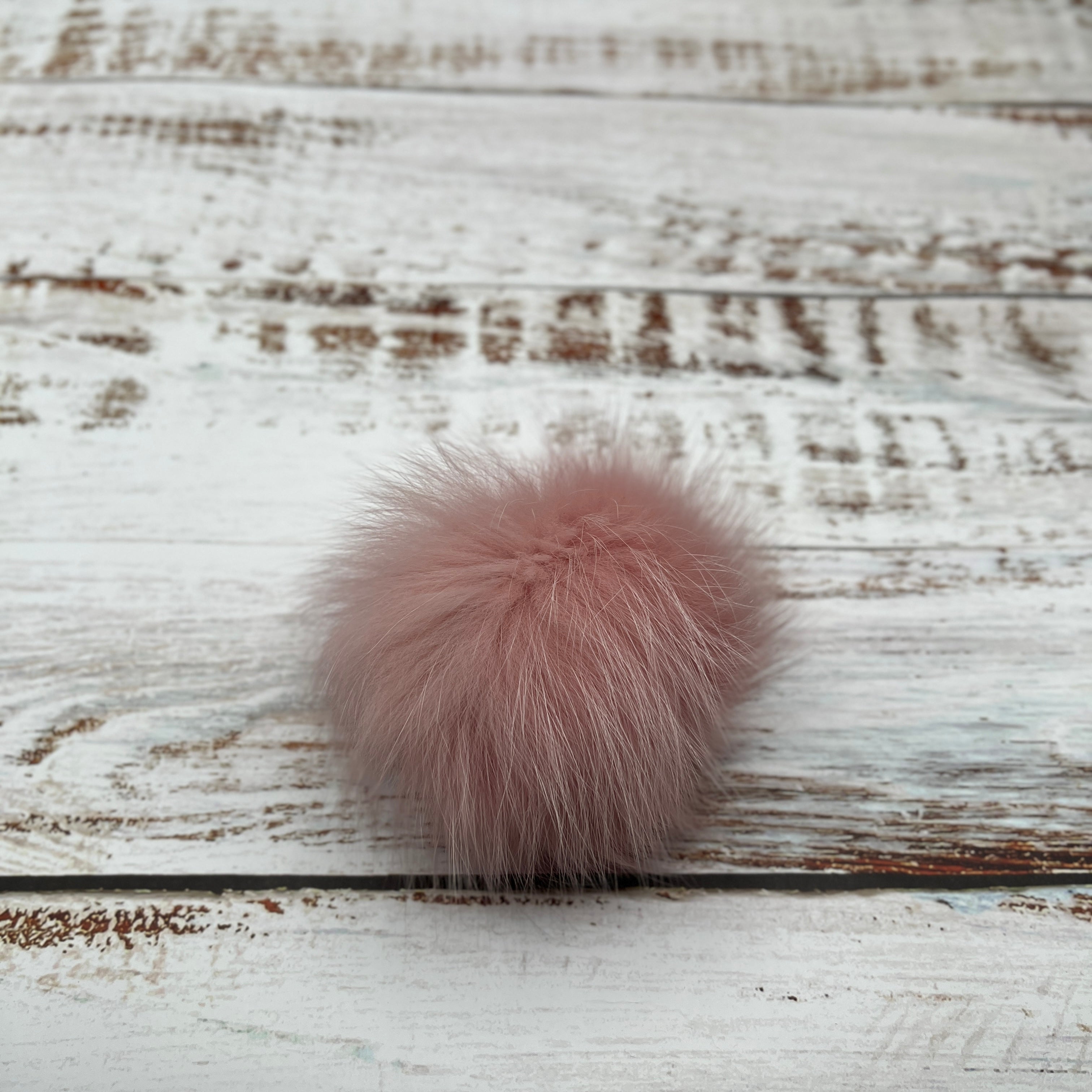 Pompons en fourrure recyclée / Recycled Fur Pompoms