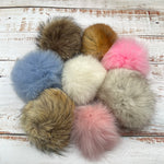 Load image into Gallery viewer, Pompons en fourrure recyclée / Recycled Fur Pompoms
